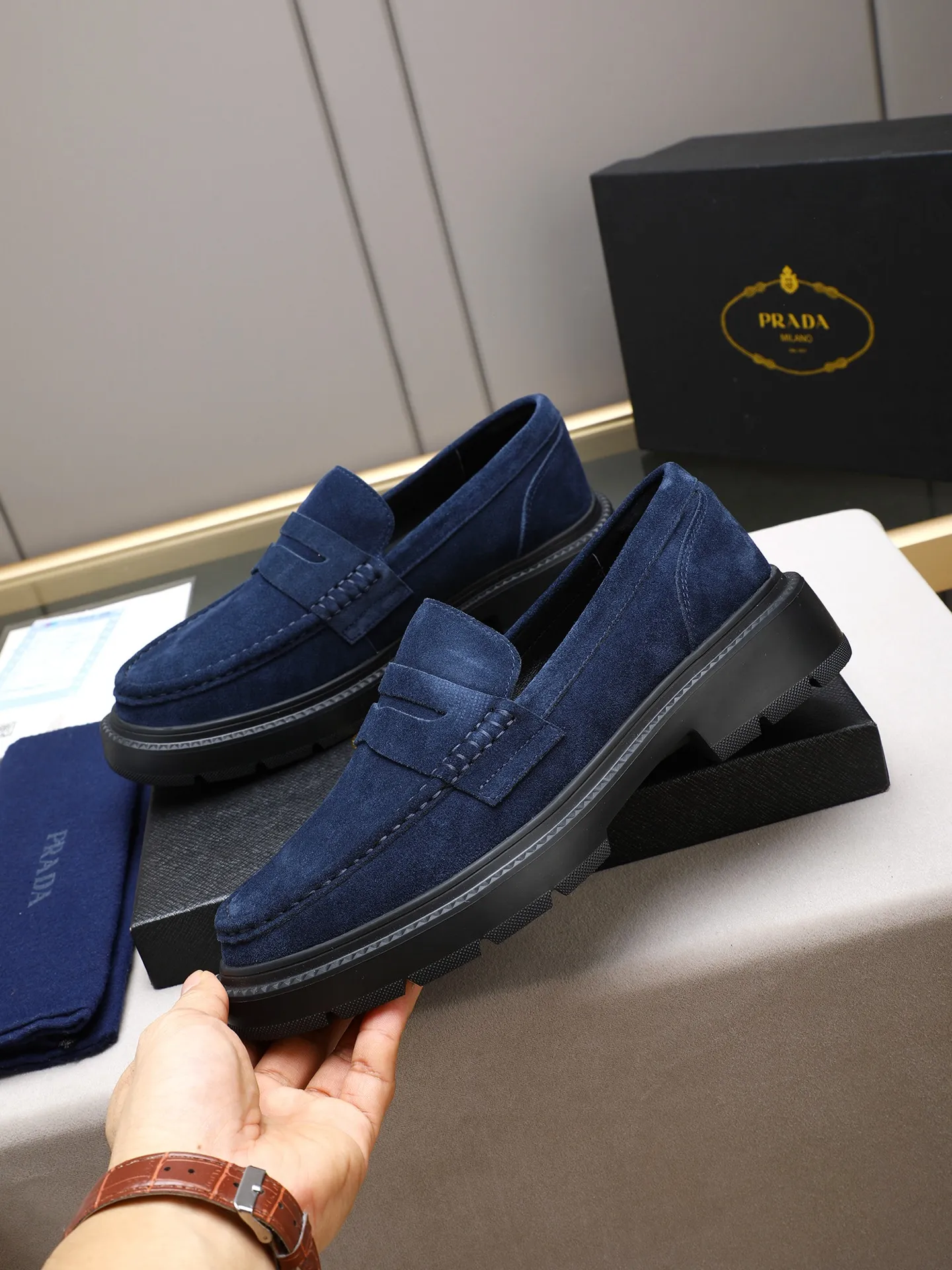 Men's shoes💰480 [Available on Tmall and Taobao major platforms] Prada men's best-selling premium casual leather shoes, imported first-layer matte cowhide loafers combine exquisite elements with modern charm, are strong in toughness, resistant to folding, not easily deformed, and durable in wear! Water-dyed sheep's ➕cow pad! Foam ultra-light and wear-resistant outsole, code number 38-44 (45 is custom-made, non-returnable and non-exchangeable)